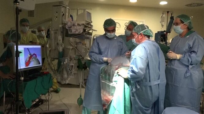 Un equipo médico realiza una intervención en un quirófano del hospital madrileño Gregorio Marañón.