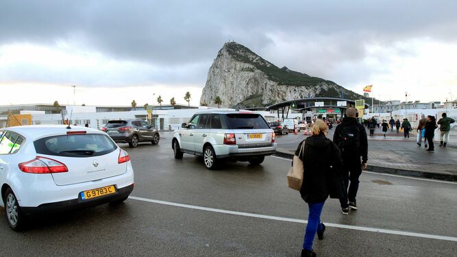 Trabajadores españoles se dirigen al paso fronterizo con Gibraltar.