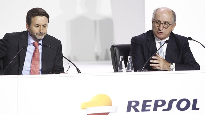 Josu Jon Imaz y Antonio Brufau, presidente y consejero delegado de Repsol en una junta de acionistas.