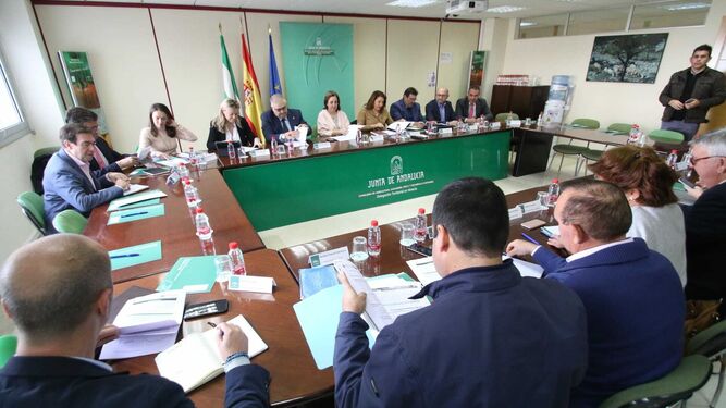 Carmen Crespo, con los representantes de las cooperativas, las alhóndigas y las organizaciones agrarias, esta mañana en Almería.