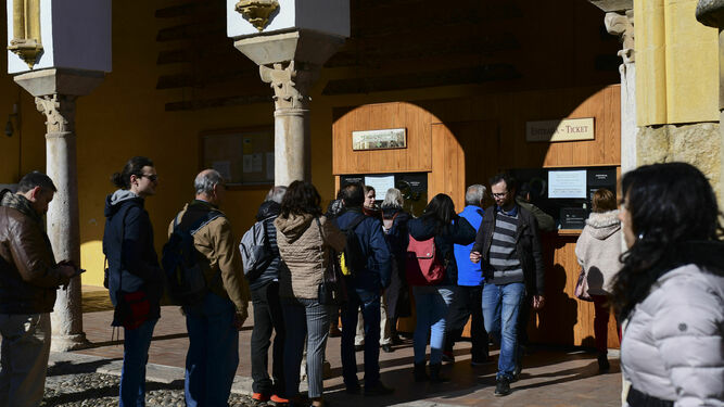 Turistas adquieren su entrada para acceder a la Mezquita-Catedral.