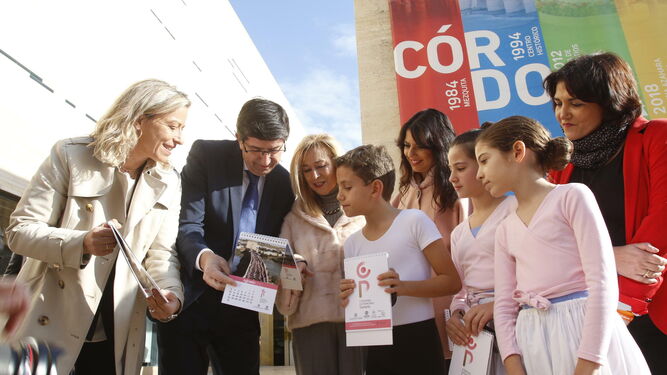 Marín observa el calendario editado por los 25 años de la declaración del Casco como Patrimonio de la Humanidad.