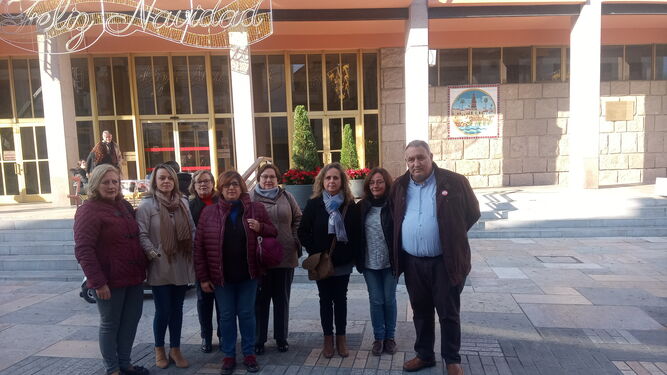 Un grupo de las trabajadoras posa con Francisco Moro a las puertas del Ayuntamiento de Córdoba.