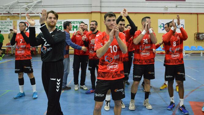 Los jugadores del Cajasur Córdoba BM saludan a su público tras el partido en Fátima.