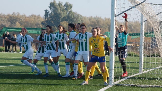 Jugadoras del Córdoba Femenino esperan el saque de un córner ante el Gran Canaria.