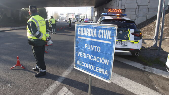 Control de alcohol y drogas de tráfico bajo el Puente de Andalucía.