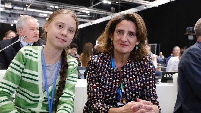 Greta Thunberg y la ministra en funciones de Medio Ambiente, Teresa Ribera.
