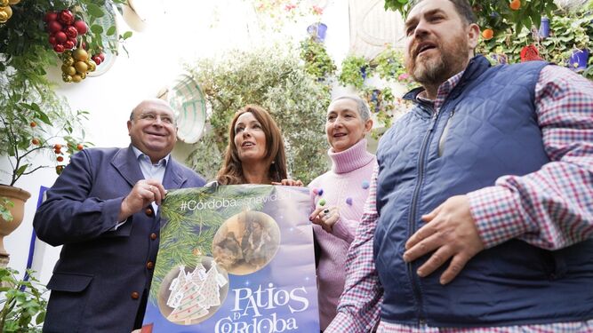 Miguel Ángel Roldán, Marían Aguilar, Celeste Almenara y Rafael Barón sostienen el cartel de la cita.