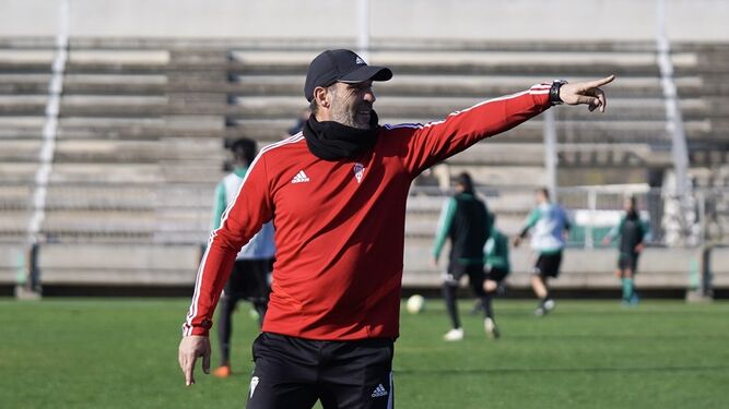 Raúl Agné da indicaciones a sus jugadores durante un entrenamiento.