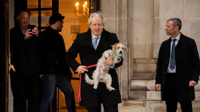 El candidato 'tory', Boris Johnson, con su perro, Dilyn, tras depositar este jueves su voto.