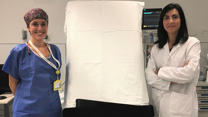 La doctora Carmen Durán y la enfermera Raquel Romero, junto a la camilla donde se hace la prueba.