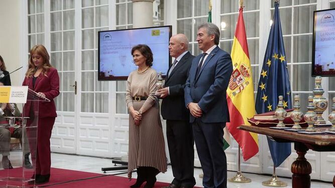 La empresa montalbeña La Abuela Carmen recibe el premio Plaza de España.