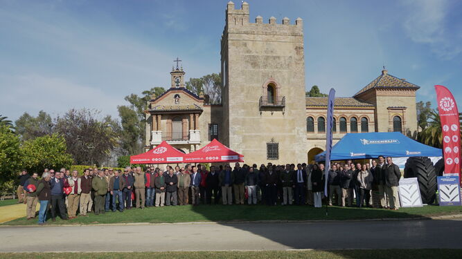 Foto de familia de los asistentes a la Jornada delante del Castillo de la Monclova, sede del encuentro.