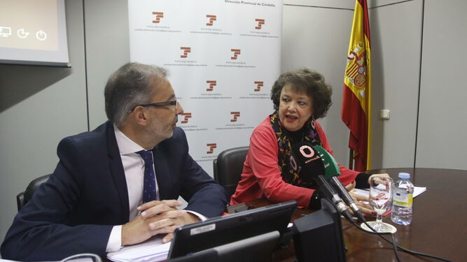 Rafaela Valenzuela y Joaquín de Gea Sánchez, en la Tesorería de la Seguridad Social.