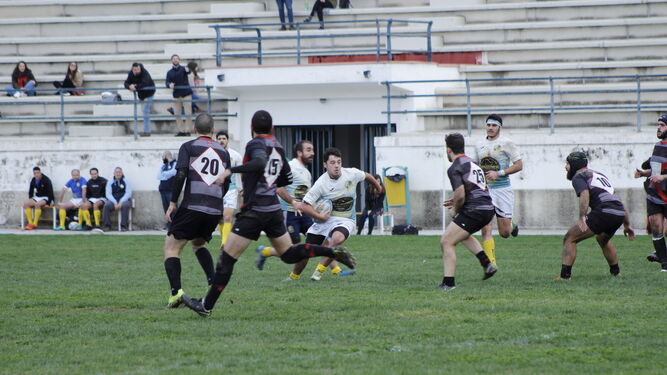 El apertura del CRAC dribla a jugadores de Huelva Rugby Unión