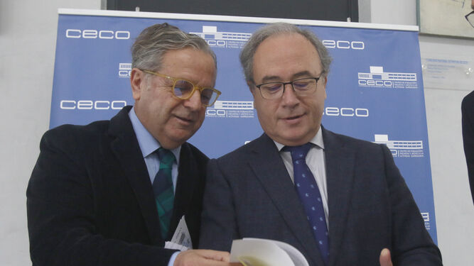Salvador Fuentes y Antonio Díaz, durante la entrega del borrador de la nueva ordenanza de licencias.