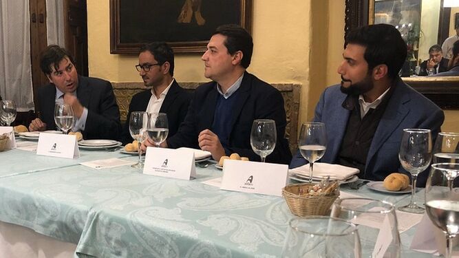 José María Bellido, junto a los inversores de Infinity y Jesús Coca, en la comida con miembros de Asfaco.