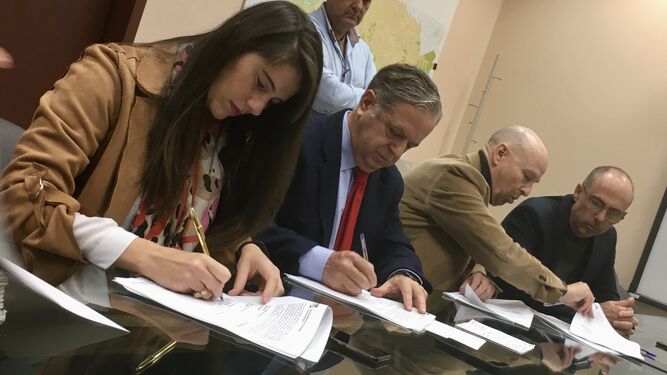 Araceli Cabello y Salvador Fuentes firman el última acta de las expropiaciones.