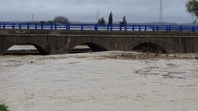 El agua cubre el Puente Romano de Villa del R&iacute;o.