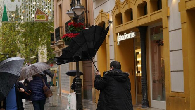 El viento voltea el paraguas de un hombre en la calle Gondomar.