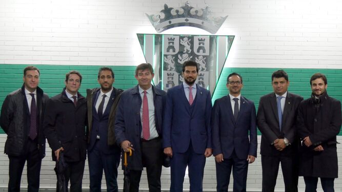 Los propietarios del Córdoba CF junto a parte del consejo de administración, en el interior de El Arcángel.