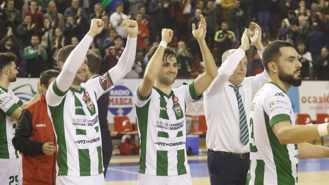 Los jugadores del Córdoba Patrimonio de la Humanidad despiden a su público con aplausos tras la victoria ante Burela.