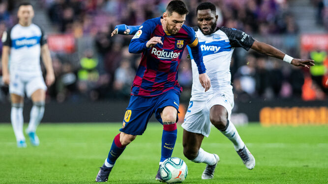 Messi avanza con el balón controlado.