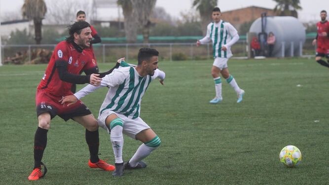 El jugador del Salerm Migue García pugna por el balón con el blanquiverde Antonio Moyano.