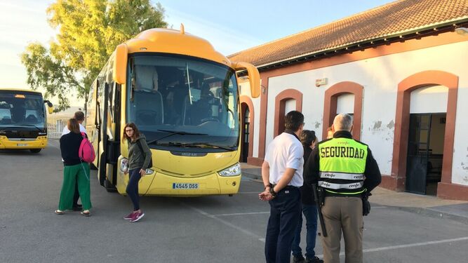Varios autobuses esperando a viajeros que se bajan del tren en la estación de Osuna y son trasladados a la de Pedrera.