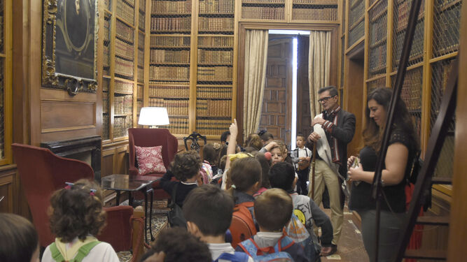 Una visita de escolares a la biblioteca del Palacio de Viana, en Córdoba.