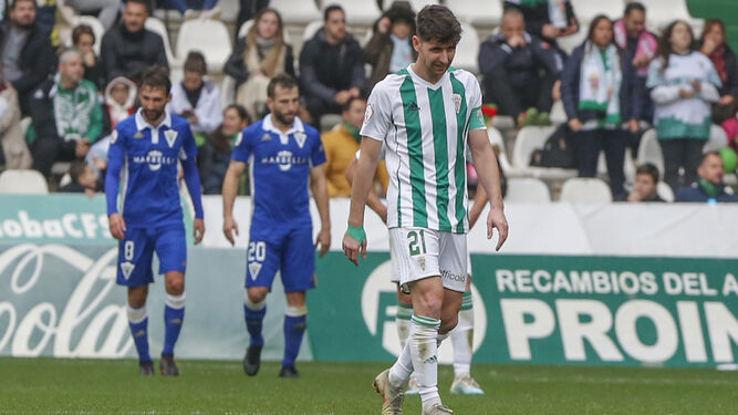 Javi Flores, cabizbajo tras el segundo gol del Marbella.