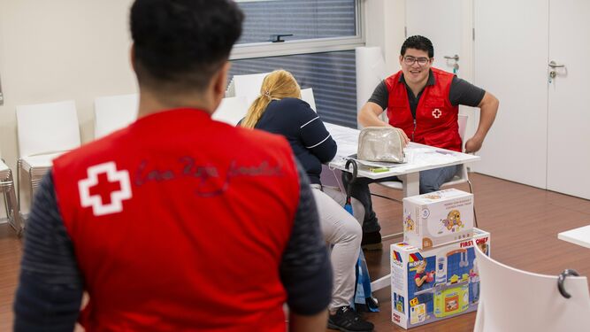 Voluntarios de Cruz Roja reparten juguetes.