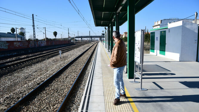 Un pasajero espera un tren en la estación de El Higuerón.