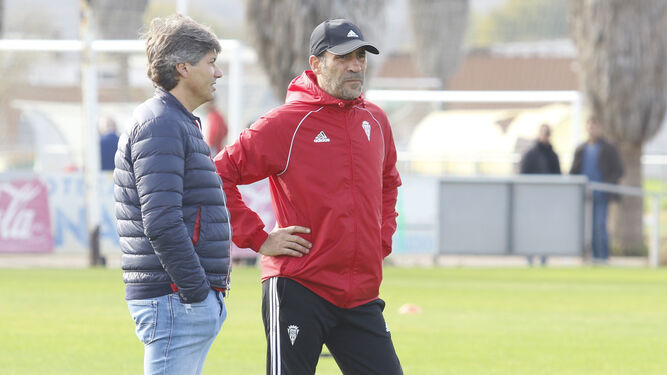Raúl Agné y Alfonso Serrano conversan durante un entrenamiento en la Ciudad Deportiva.