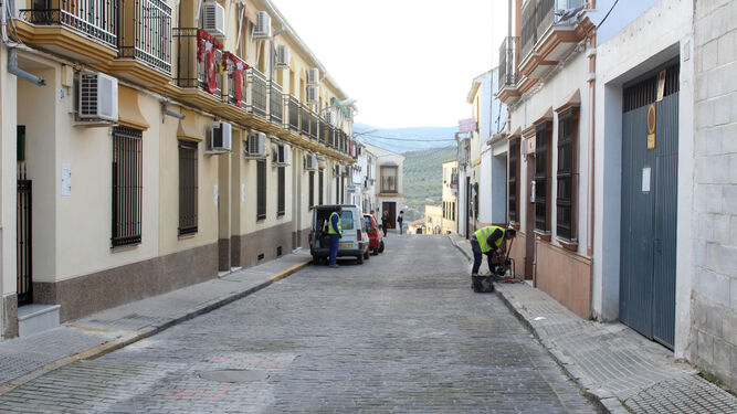 Obreros en la calle San Gonzalo de Baena.