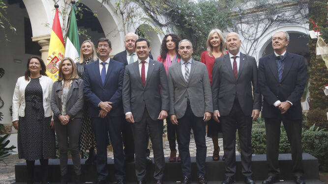 El presidente de la Junta posa con los consejeros en el Palacio de Viana.