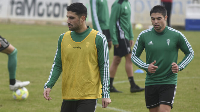 Víctor Ruiz, junto a Jesús Álvaro, en un entrenamiento.