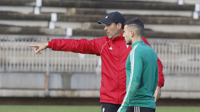 Raúl Agné da instrucciones a Fernández durante un entrenamiento.