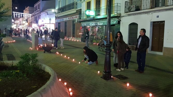 Una de las calles de Peñarroya iluminada con velas.