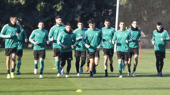 Los jugadores del Córdoba CF en el entrenamiento de este lunes en la Ciudad Deportiva.