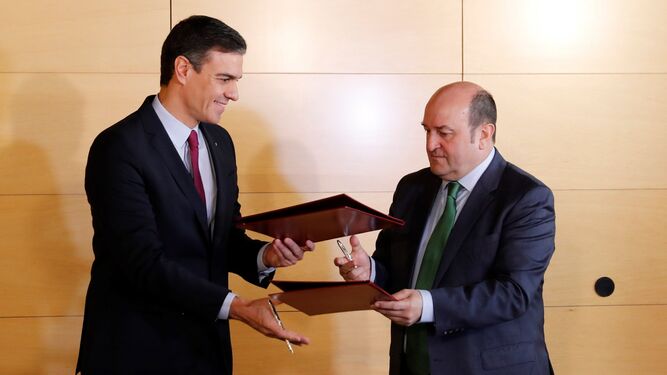 Sánchez y Ortuzar, durante la firma del acuerdo por el que los nacionalistas vascos votarán a favor de la investidura del primero.