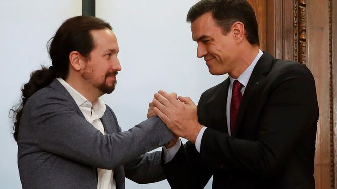 Pablo Iglesias y Pedro Sánchez estrechan sus manos este lunes en el Congreso.