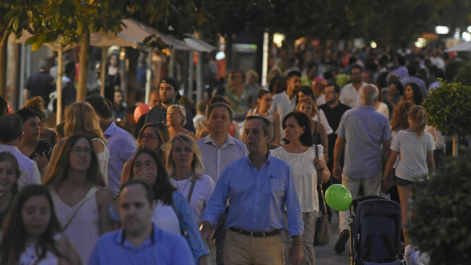 La calle Foro Romano, abarrotada de gente durante la última edición de la Shopping Night, en junio.