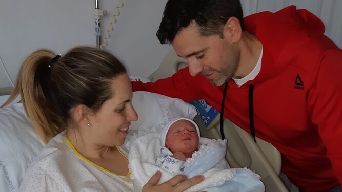 El pequeño Marco, con sus padres, en el hospital de Cabra.