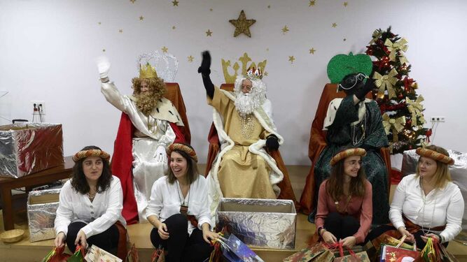 Los Reyes Magos en su visita a la Asociación San Rafael.