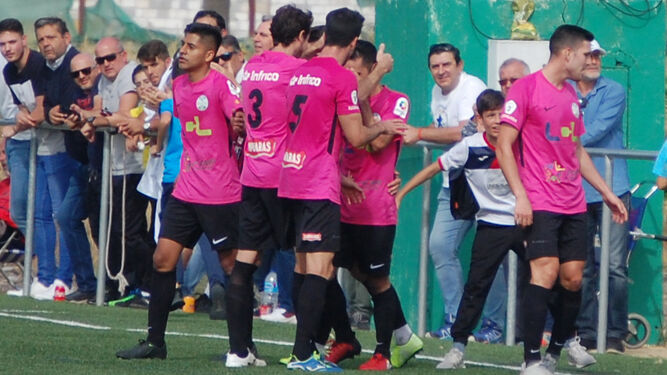 Jugadores del Ciudad de Lucena celebran un gol ante el Córdoba B en la Ciudad Deportiva.