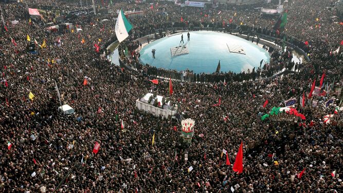 Cientos de miles de personas acudieron al funeral del general Soleimani en Teherán.