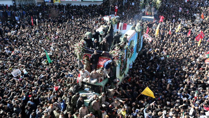 Miles de iraníes acompañan el féretro del general iraní Qasem Soleimani.
