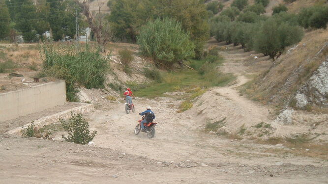 Práctica de motocross en el paraje de la ermita de los Ángeles de Baena.