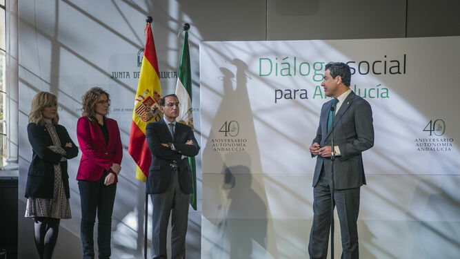 Juanma Moreno, junto a los dirigentes de la CEA, CCOO-A y UGT-A, Javier González de Lara, Nuria López y Carmen Castilla.
